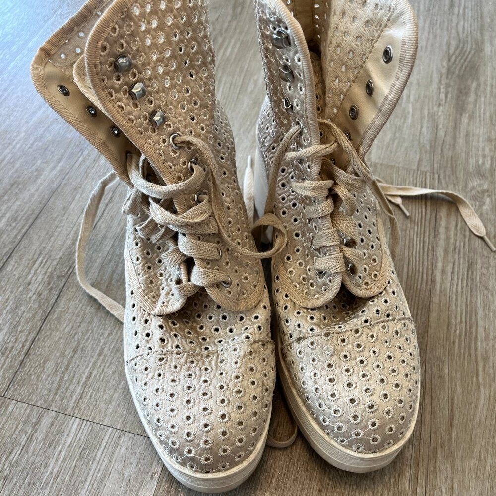 Womens Urban Outfitters Cream Eyelet Boots - 9 - Picture 4 of 8